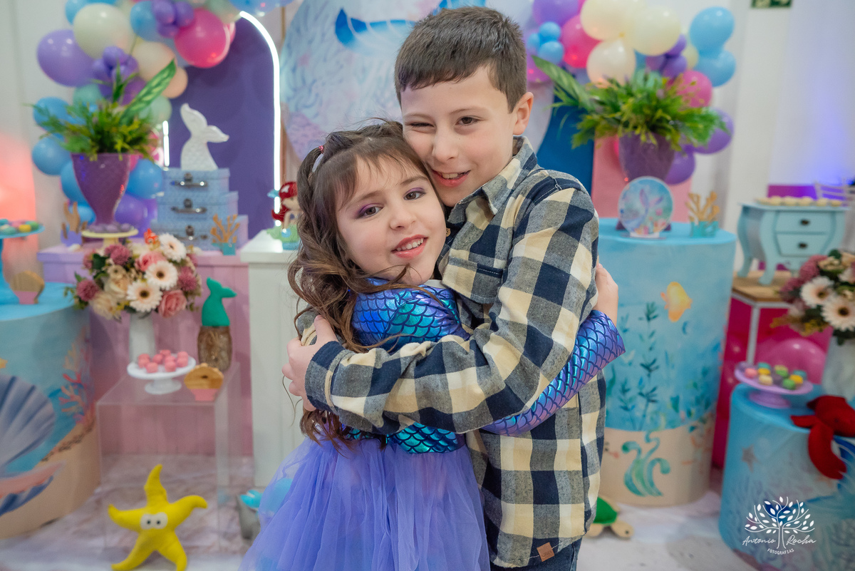aniversário infantil - fotografia de aniversário - Maitê 6 anos - festa fundo do mar - fotógrafo infantil - decoração temática - festa de criança - fotografia profissional - Antonio Rocha Fotografias - irmãos e carinho - festa infantil - Pelotas