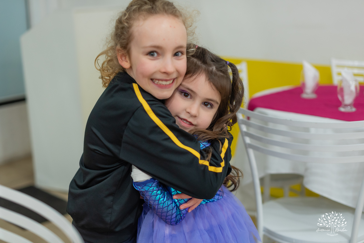 aniversário infantil - fotografia de aniversário - Maitê 6 anos - festa fundo do mar - fotógrafo infantil - decoração temática - festa de criança - fotografia profissional - Antonio Rocha Fotografias - irmãos e carinho - festa infantil - Pelotas