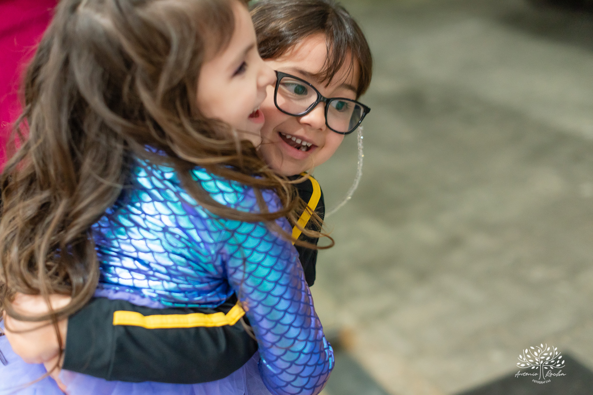 aniversário infantil - fotografia de aniversário - Maitê 6 anos - festa fundo do mar - fotógrafo infantil - decoração temática - festa de criança - fotografia profissional - Antonio Rocha Fotografias - irmãos e carinho - festa infantil - Pelotas