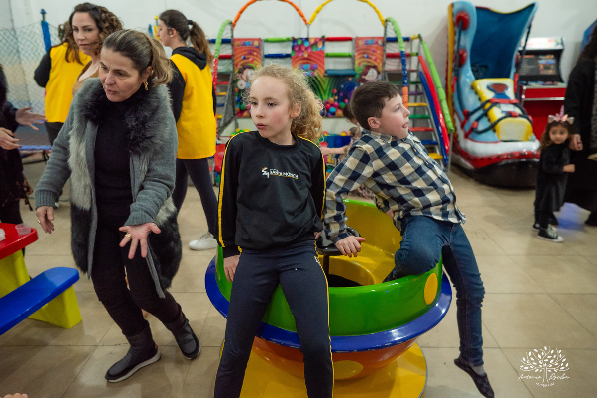 aniversário infantil - fotografia de aniversário - Maitê 6 anos - festa fundo do mar - fotógrafo infantil - decoração temática - festa de criança - fotografia profissional - Antonio Rocha Fotografias - irmãos e carinho - festa infantil - Pelotas