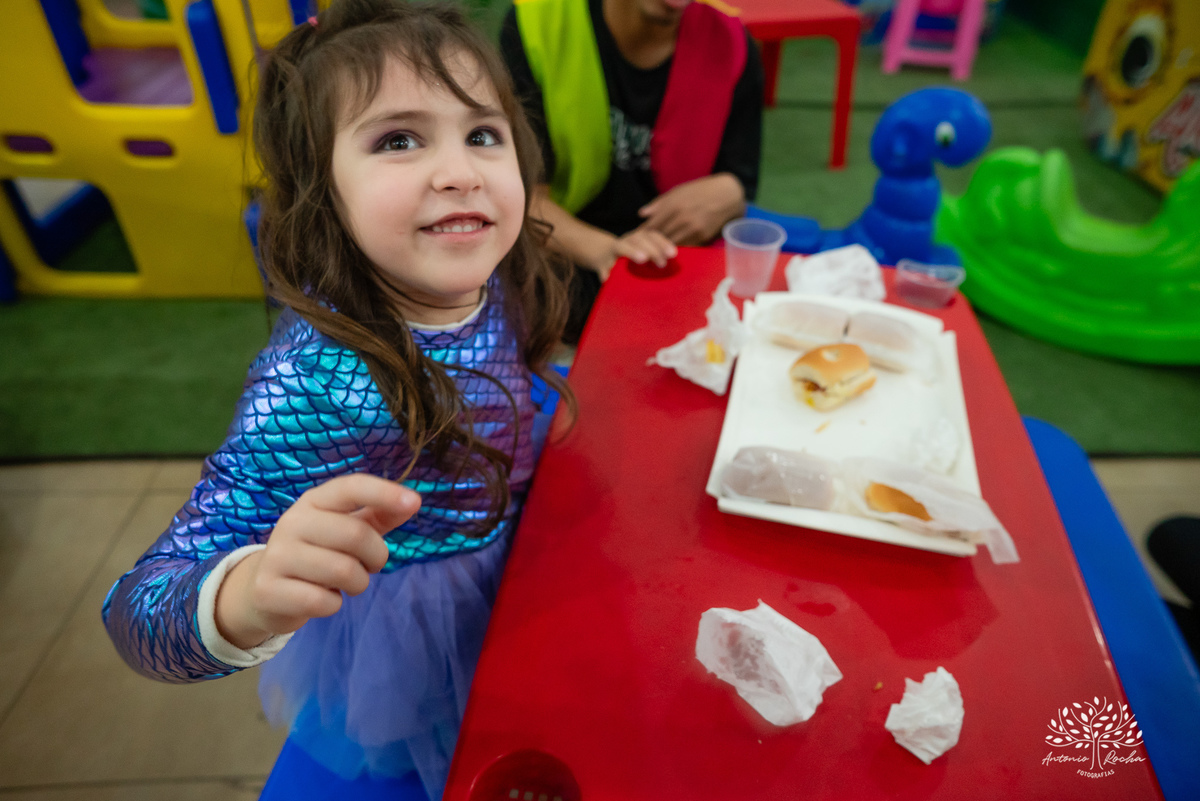 aniversário infantil - fotografia de aniversário - Maitê 6 anos - festa fundo do mar - fotógrafo infantil - decoração temática - festa de criança - fotografia profissional - Antonio Rocha Fotografias - irmãos e carinho - festa infantil - Pelotas