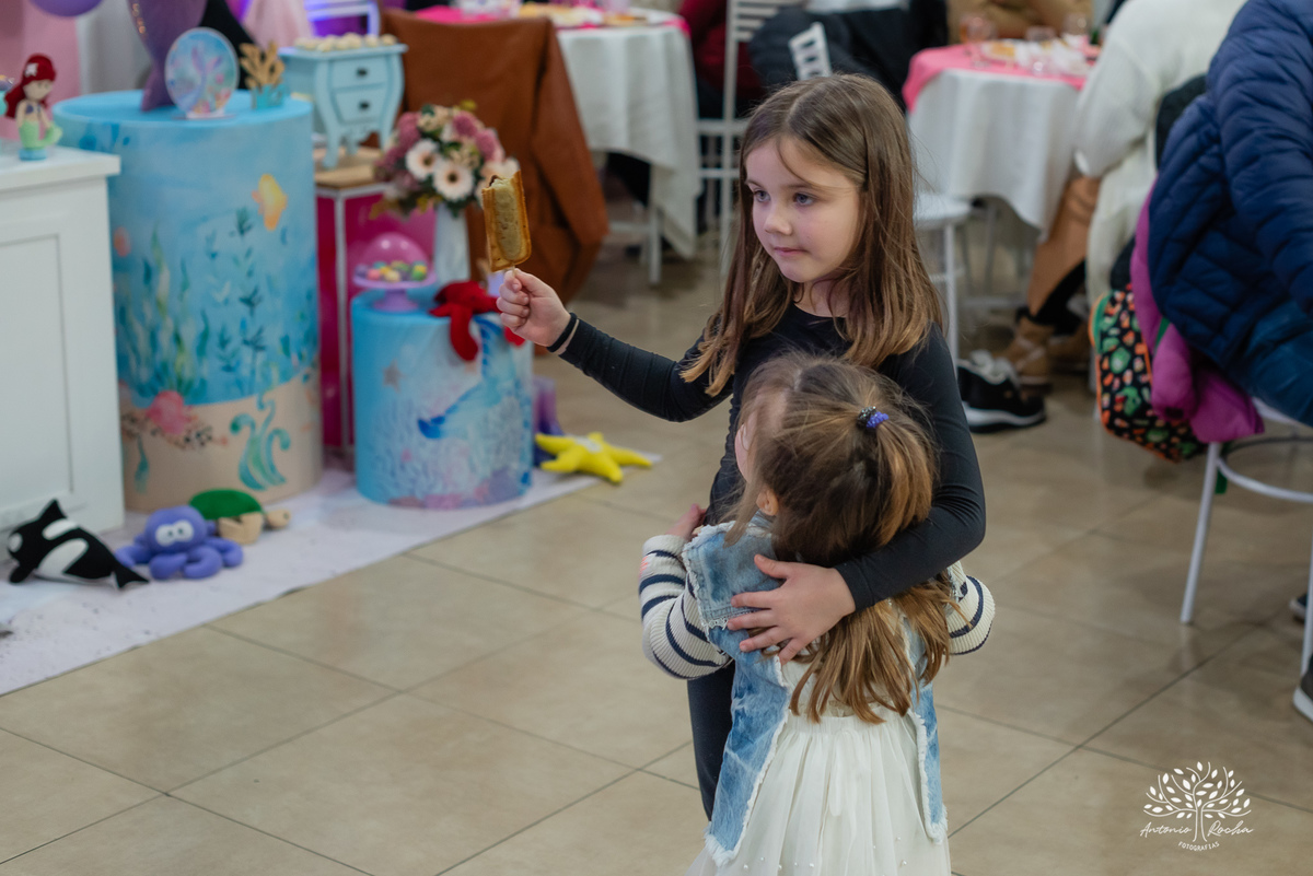aniversário infantil - fotografia de aniversário - Maitê 6 anos - festa fundo do mar - fotógrafo infantil - decoração temática - festa de criança - fotografia profissional - Antonio Rocha Fotografias - irmãos e carinho - festa infantil - Pelotas