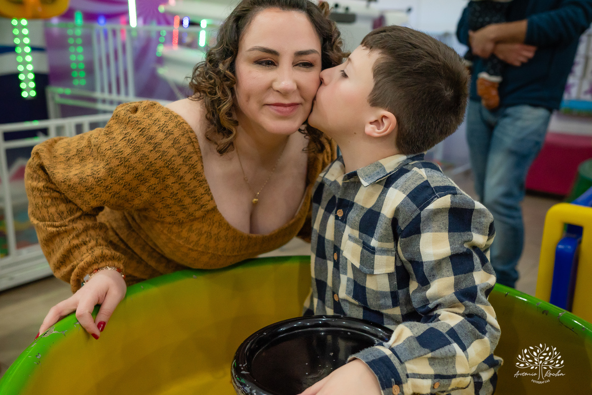 aniversário infantil - fotografia de aniversário - Maitê 6 anos - festa fundo do mar - fotógrafo infantil - decoração temática - festa de criança - fotografia profissional - Antonio Rocha Fotografias - irmãos e carinho - festa infantil - Pelotas