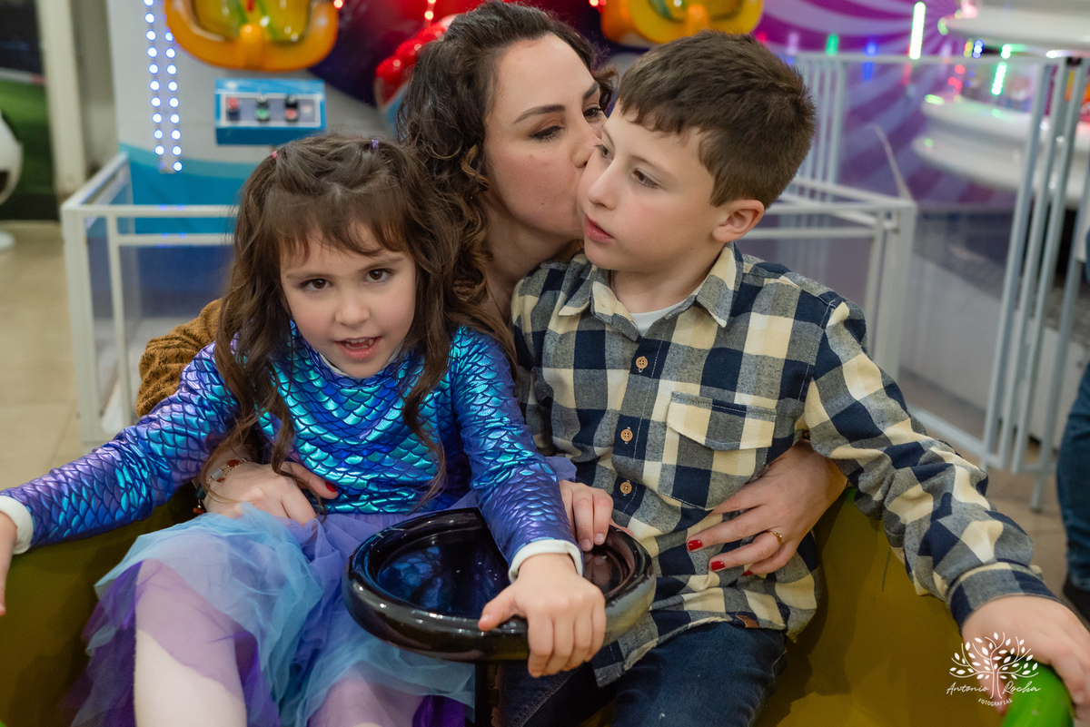 aniversário infantil - fotografia de aniversário - Maitê 6 anos - festa fundo do mar - fotógrafo infantil - decoração temática - festa de criança - fotografia profissional - Antonio Rocha Fotografias - irmãos e carinho - festa infantil - Pelotas