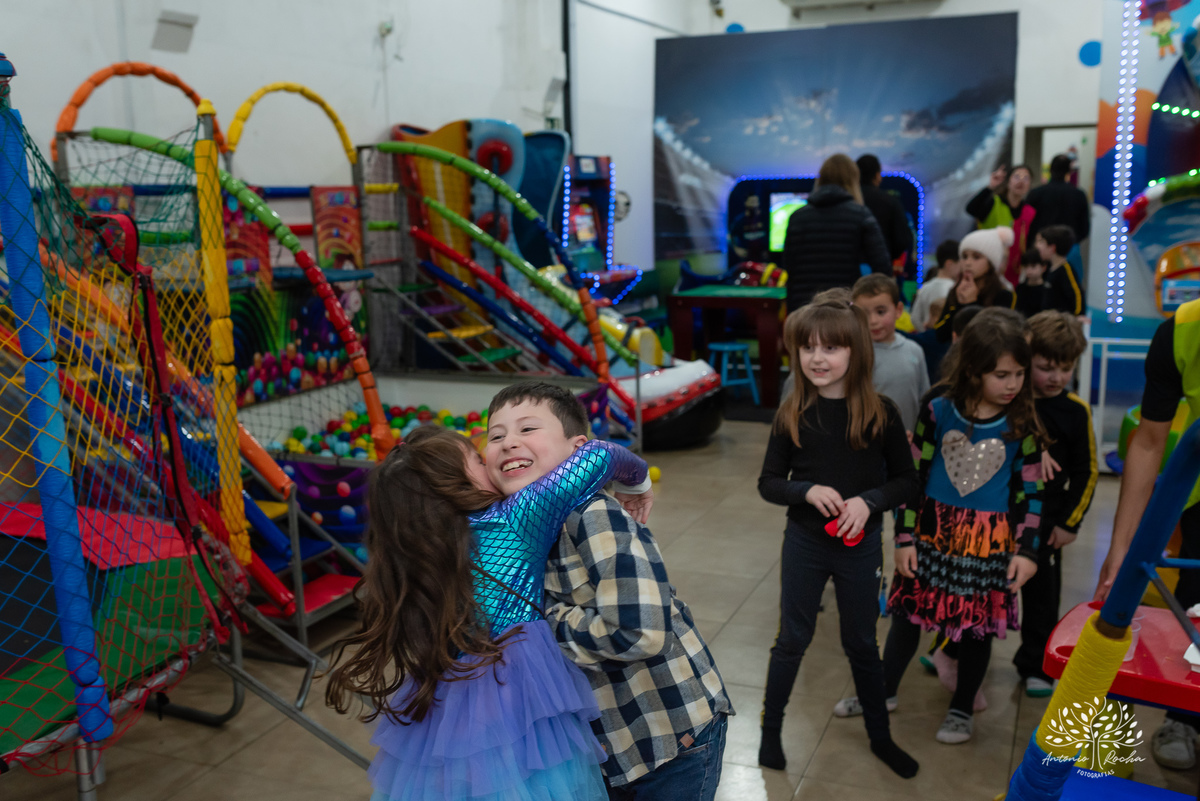 aniversário infantil - fotografia de aniversário - Maitê 6 anos - festa fundo do mar - fotógrafo infantil - decoração temática - festa de criança - fotografia profissional - Antonio Rocha Fotografias - irmãos e carinho - festa infantil - Pelotas