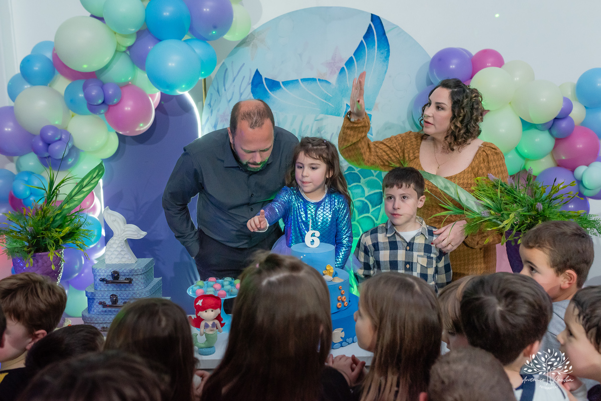 aniversário infantil - fotografia de aniversário - Maitê 6 anos - festa fundo do mar - fotógrafo infantil - decoração temática - festa de criança - fotografia profissional - Antonio Rocha Fotografias - irmãos e carinho - festa infantil - Pelotas