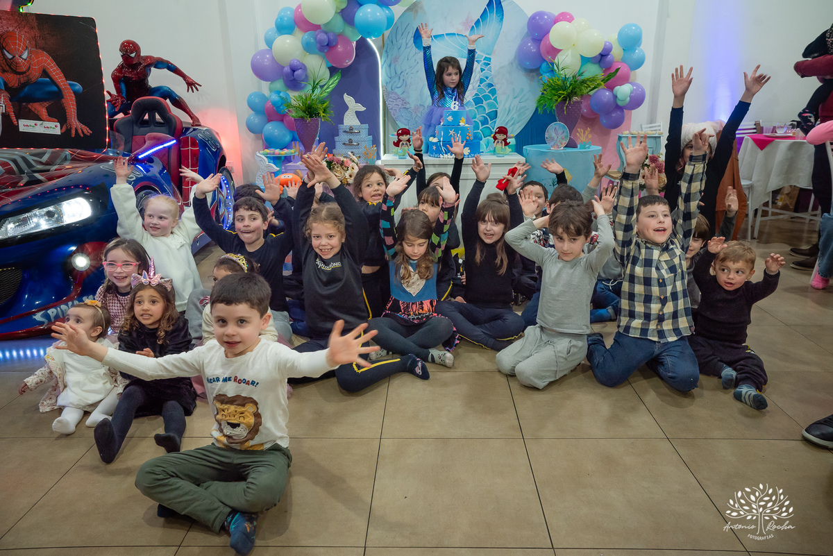 aniversário infantil - fotografia de aniversário - Maitê 6 anos - festa fundo do mar - fotógrafo infantil - decoração temática - festa de criança - fotografia profissional - Antonio Rocha Fotografias - irmãos e carinho - festa infantil - Pelotas
