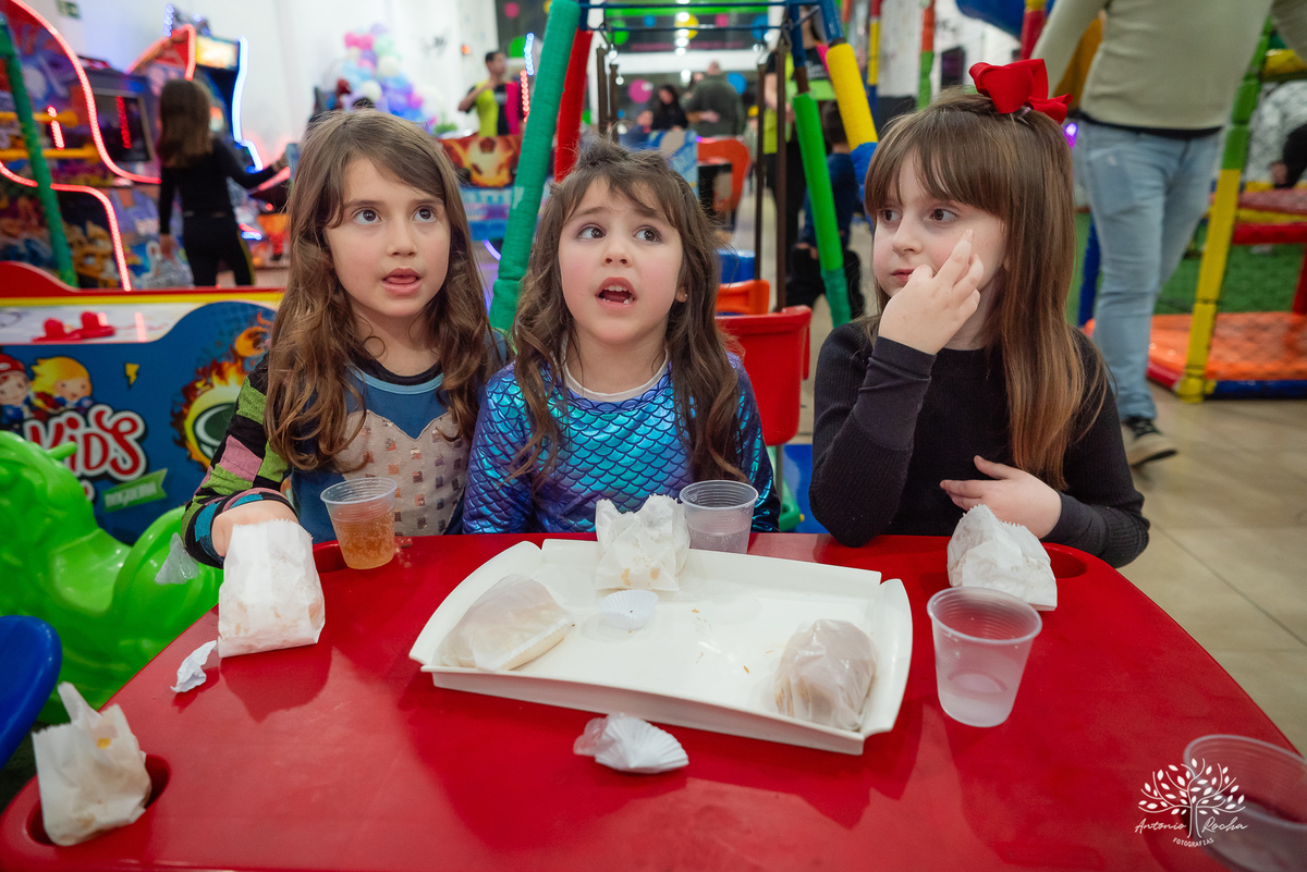 aniversário infantil - fotografia de aniversário - Maitê 6 anos - festa fundo do mar - fotógrafo infantil - decoração temática - festa de criança - fotografia profissional - Antonio Rocha Fotografias - irmãos e carinho - festa infantil - Pelotas