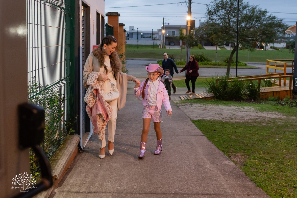 Laura - aniversário de 8 anos - festa temática - estilo Ana Castela - alegria - brincadeiras infantis - família - amigos - emoção - momentos especiais - fotografia de aniversário - Antonio Rocha Fotografias - Alphaville - Pelotas