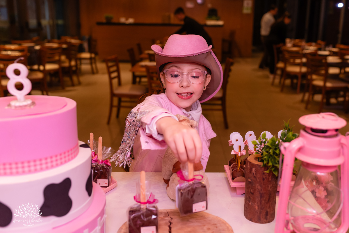 Laura - aniversário de 8 anos - festa temática - estilo Ana Castela - alegria - brincadeiras infantis - família - amigos - emoção - momentos especiais - fotografia de aniversário - Antonio Rocha Fotografias - Alphaville - Pelotas