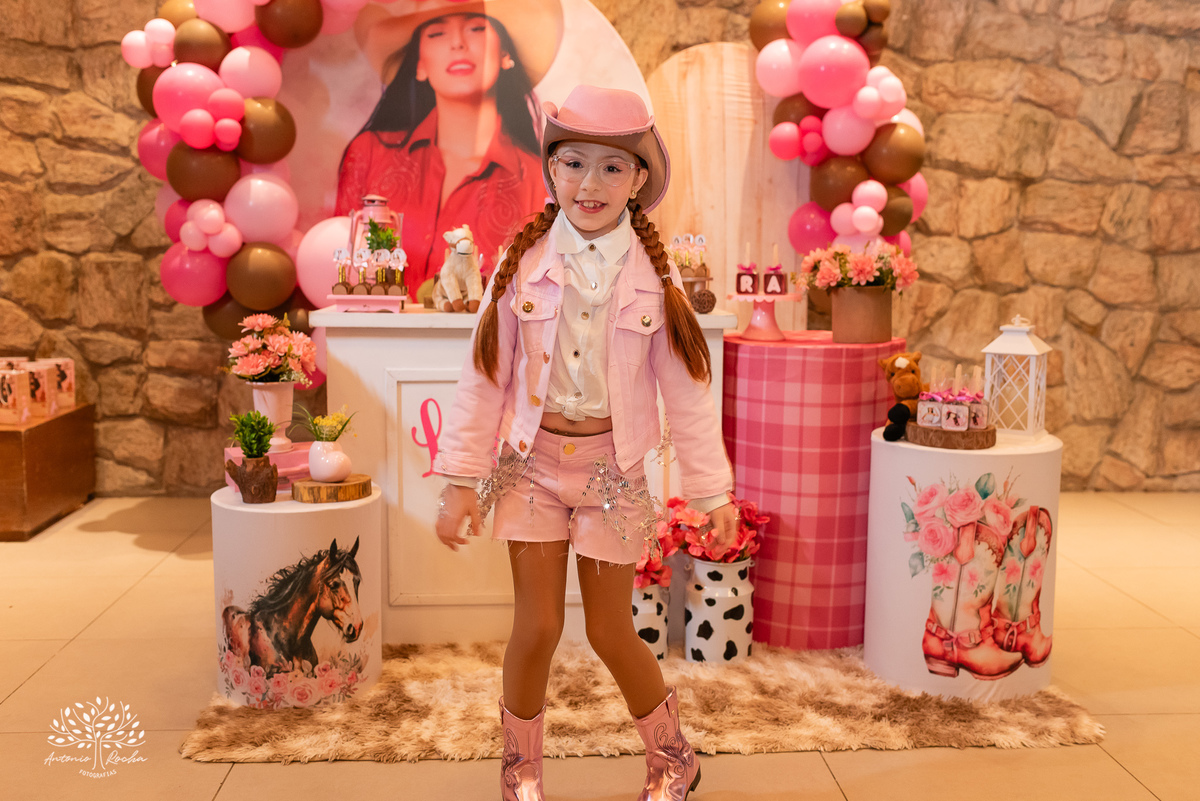 Laura - aniversário de 8 anos - festa temática - estilo Ana Castela - alegria - brincadeiras infantis - família - amigos - emoção - momentos especiais - fotografia de aniversário - Antonio Rocha Fotografias - Alphaville - Pelotas