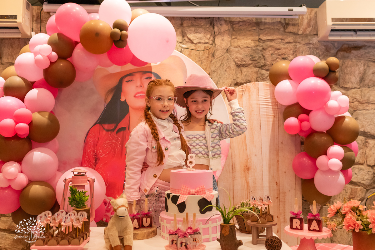 Laura - aniversário de 8 anos - festa temática - estilo Ana Castela - alegria - brincadeiras infantis - família - amigos - emoção - momentos especiais - fotografia de aniversário - Antonio Rocha Fotografias - Alphaville - Pelotas