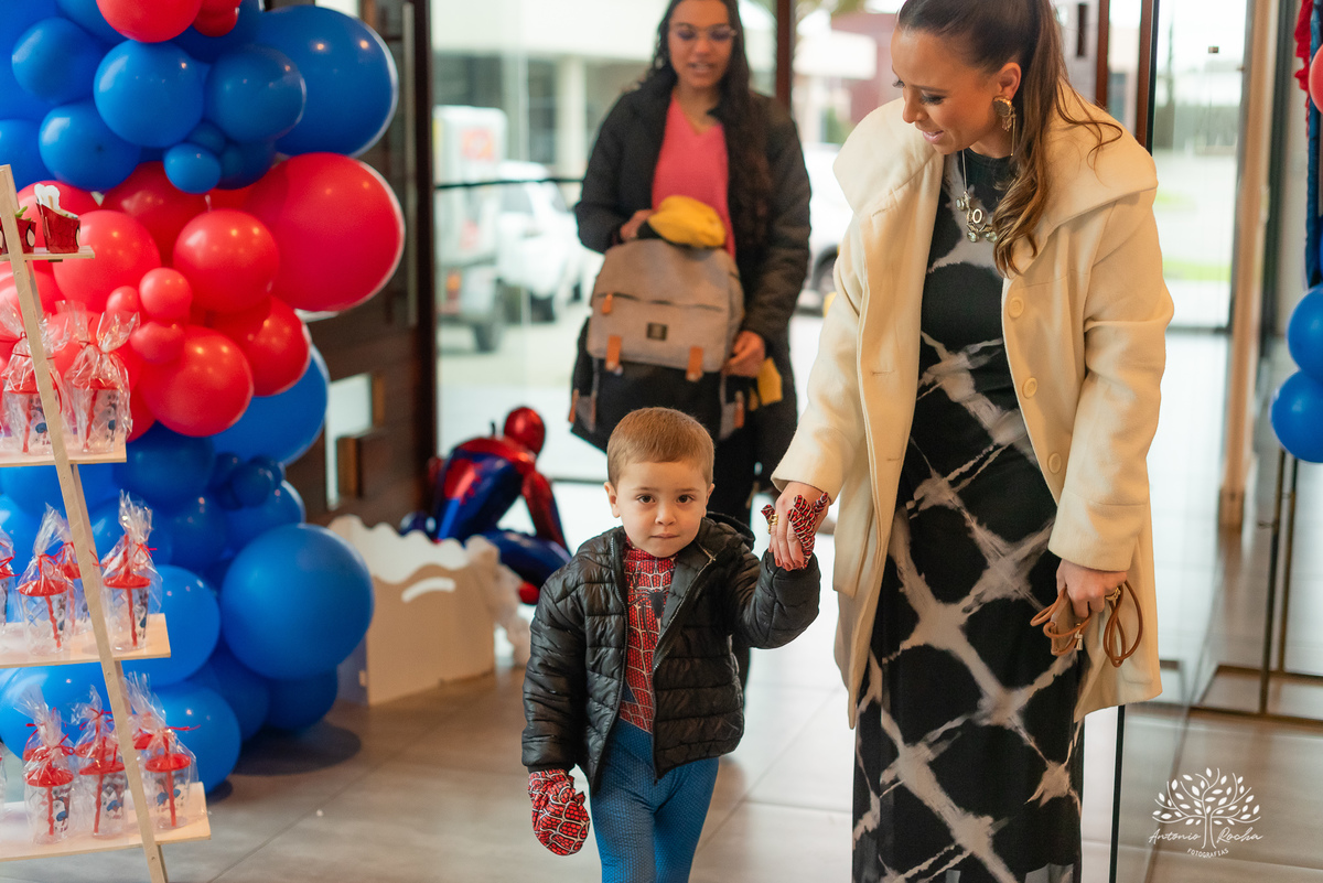 aniversário infantil - fotografia de aniversário - 3 anos - festa temática - Homem-Aranha - fotografia de criança - fotógrafo de família - registro fotográfico - fotógrafo Antonio Rocha - alegria em família – Pelotas – Veredas Altos do Laranjal