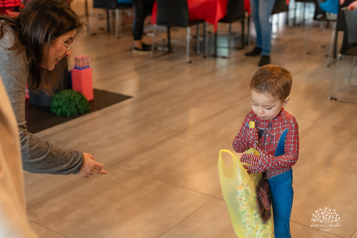 aniversário infantil - fotografia de aniversário - 3 anos - festa temática - Homem-Aranha - fotografia de criança - fotógrafo de família - registro fotográfico - fotógrafo Antonio Rocha - alegria em família – Pelotas – Veredas Altos do Laranjal