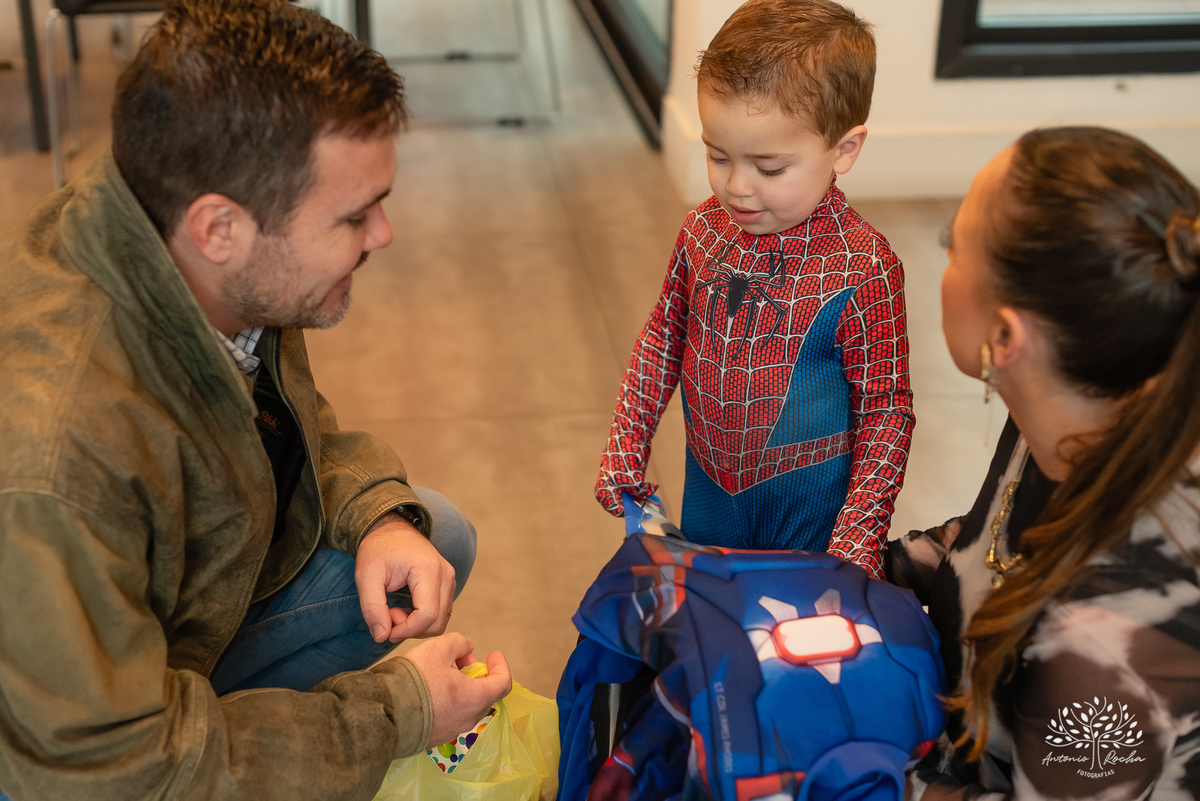 aniversário infantil - fotografia de aniversário - 3 anos - festa temática - Homem-Aranha - fotografia de criança - fotógrafo de família - registro fotográfico - fotógrafo Antonio Rocha - alegria em família – Pelotas – Veredas Altos do Laranjal