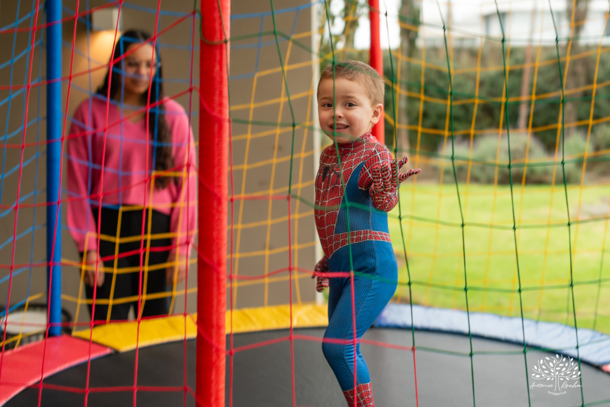 aniversário infantil - fotografia de aniversário - 3 anos - festa temática - Homem-Aranha - fotografia de criança - fotógrafo de família - registro fotográfico - fotógrafo Antonio Rocha - alegria em família – Pelotas – Veredas Altos do Laranjal