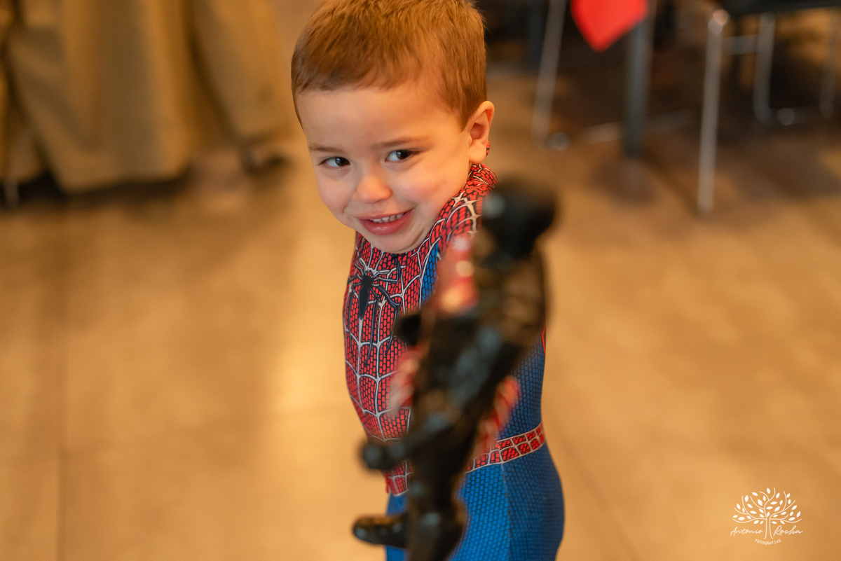 aniversário infantil - fotografia de aniversário - 3 anos - festa temática - Homem-Aranha - fotografia de criança - fotógrafo de família - registro fotográfico - fotógrafo Antonio Rocha - alegria em família – Pelotas – Veredas Altos do Laranjal
