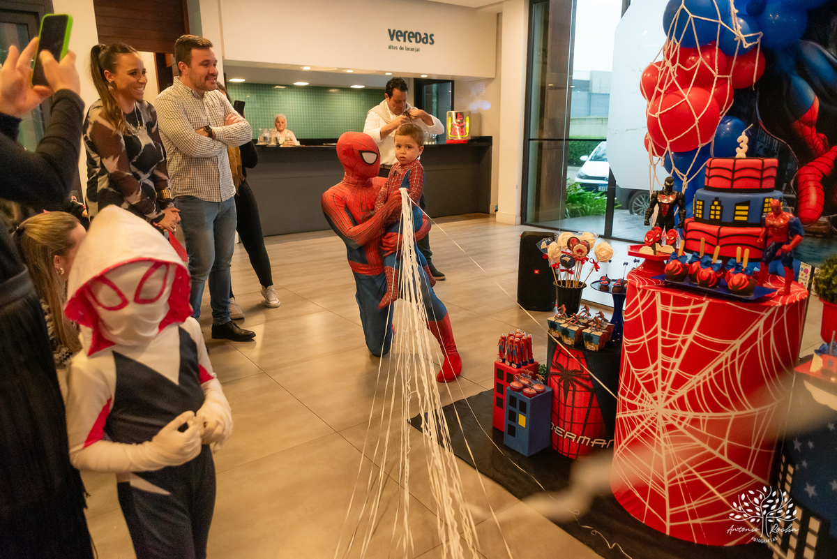 aniversário infantil - fotografia de aniversário - 3 anos - festa temática - Homem-Aranha - fotografia de criança - fotógrafo de família - registro fotográfico - fotógrafo Antonio Rocha - alegria em família – Pelotas – Veredas Altos do Laranjal