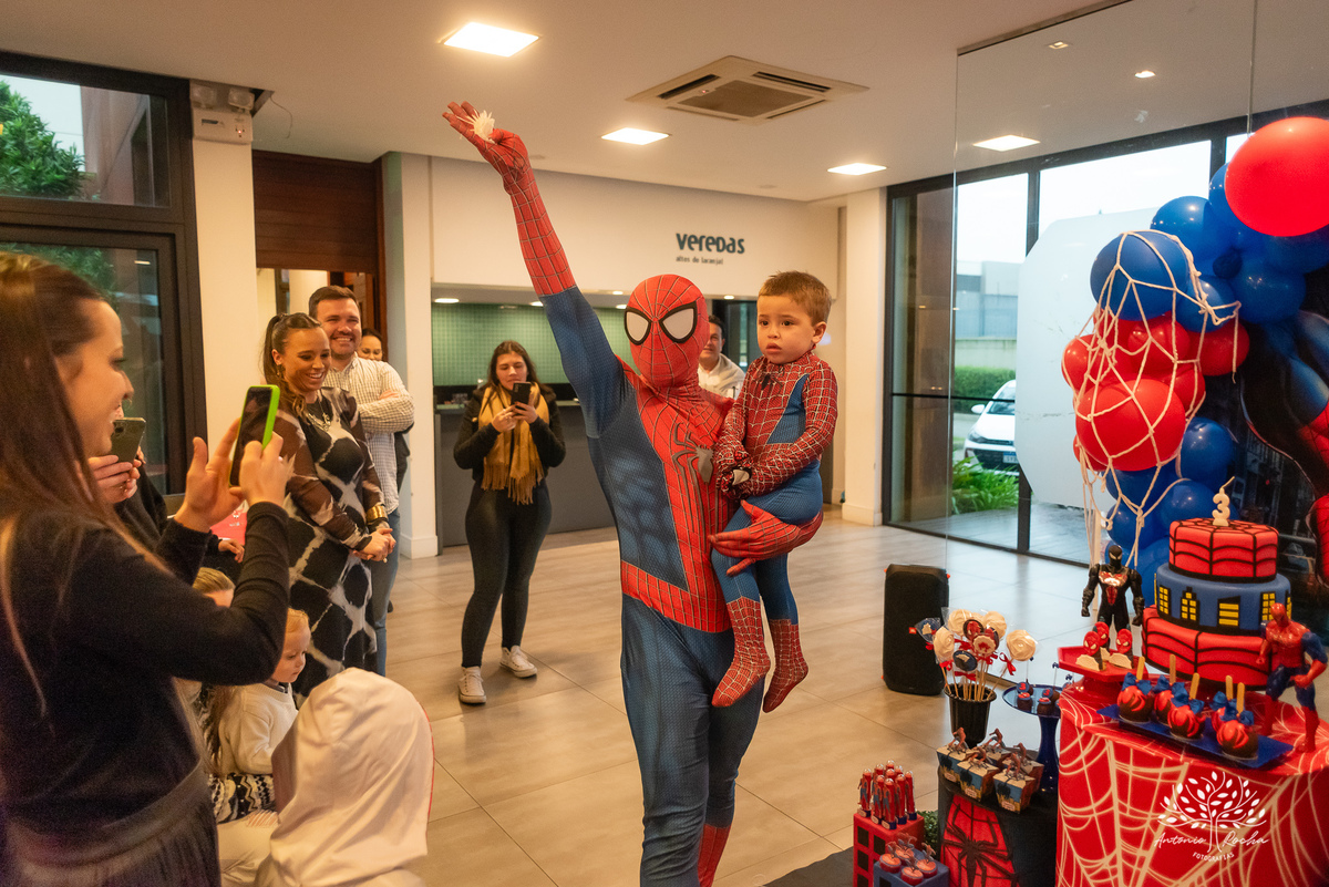 aniversário infantil - fotografia de aniversário - 3 anos - festa temática - Homem-Aranha - fotografia de criança - fotógrafo de família - registro fotográfico - fotógrafo Antonio Rocha - alegria em família – Pelotas – Veredas Altos do Laranjal