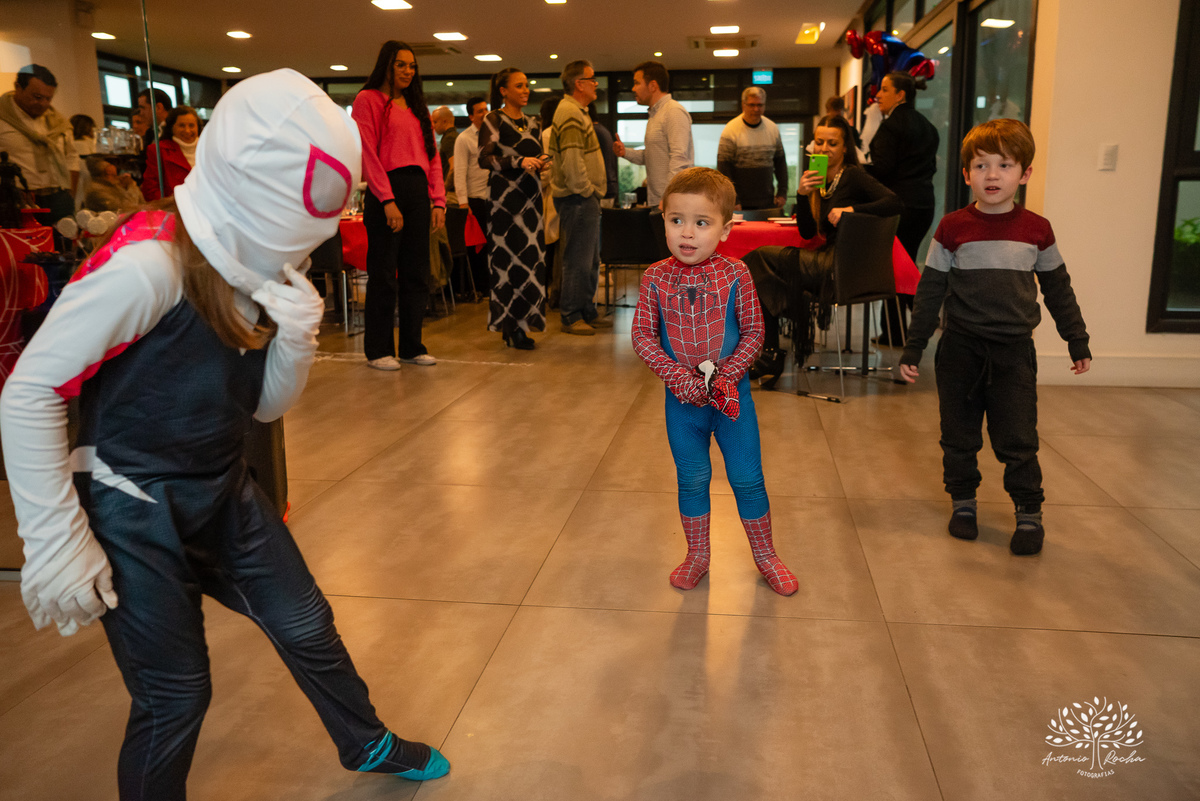 aniversário infantil - fotografia de aniversário - 3 anos - festa temática - Homem-Aranha - fotografia de criança - fotógrafo de família - registro fotográfico - fotógrafo Antonio Rocha - alegria em família – Pelotas – Veredas Altos do Laranjal