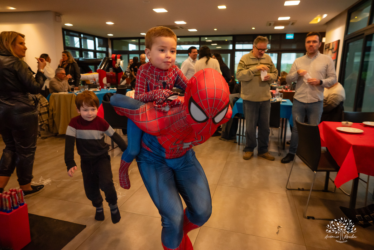 aniversário infantil - fotografia de aniversário - 3 anos - festa temática - Homem-Aranha - fotografia de criança - fotógrafo de família - registro fotográfico - fotógrafo Antonio Rocha - alegria em família – Pelotas – Veredas Altos do Laranjal