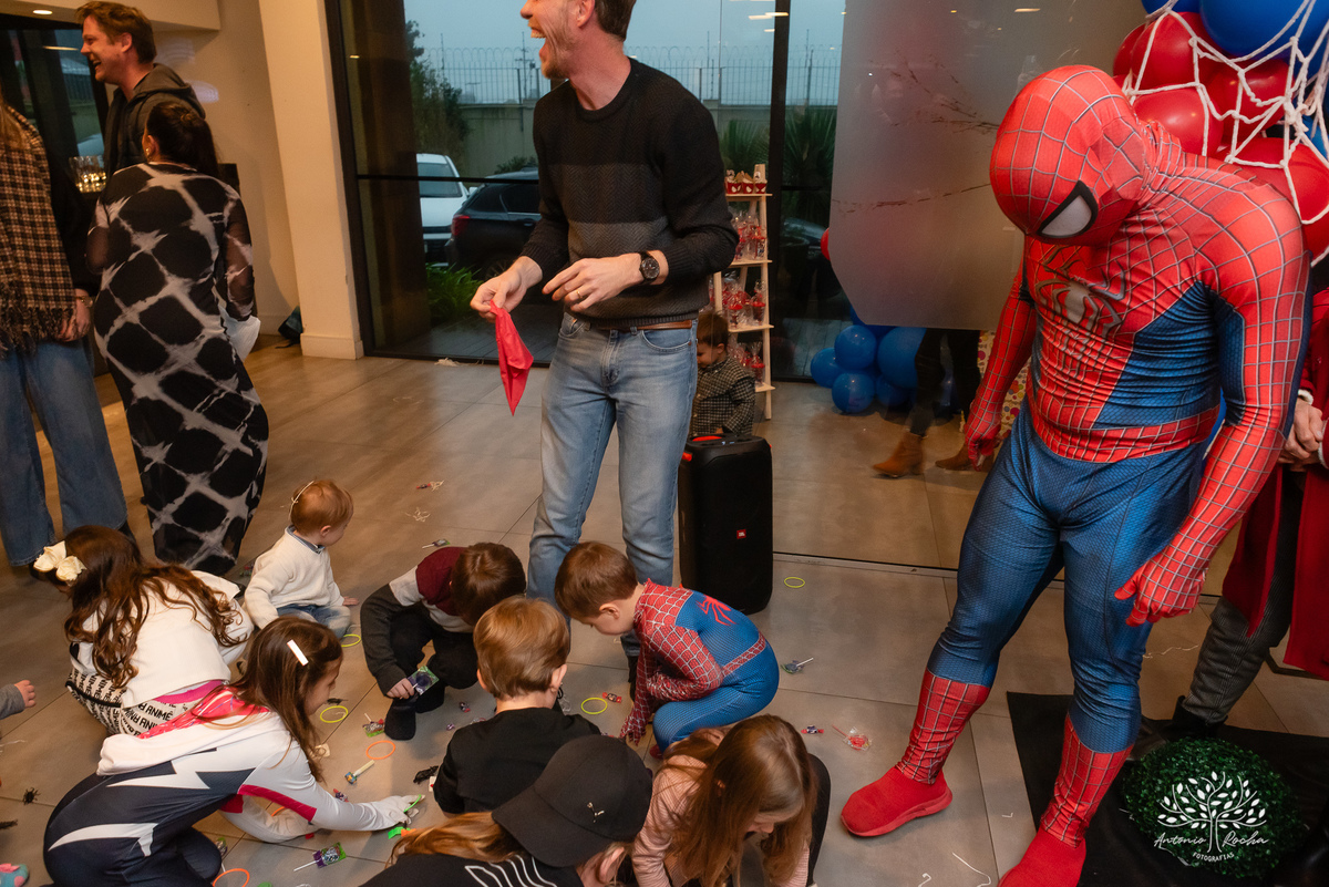 aniversário infantil - fotografia de aniversário - 3 anos - festa temática - Homem-Aranha - fotografia de criança - fotógrafo de família - registro fotográfico - fotógrafo Antonio Rocha - alegria em família – Pelotas – Veredas Altos do Laranjal