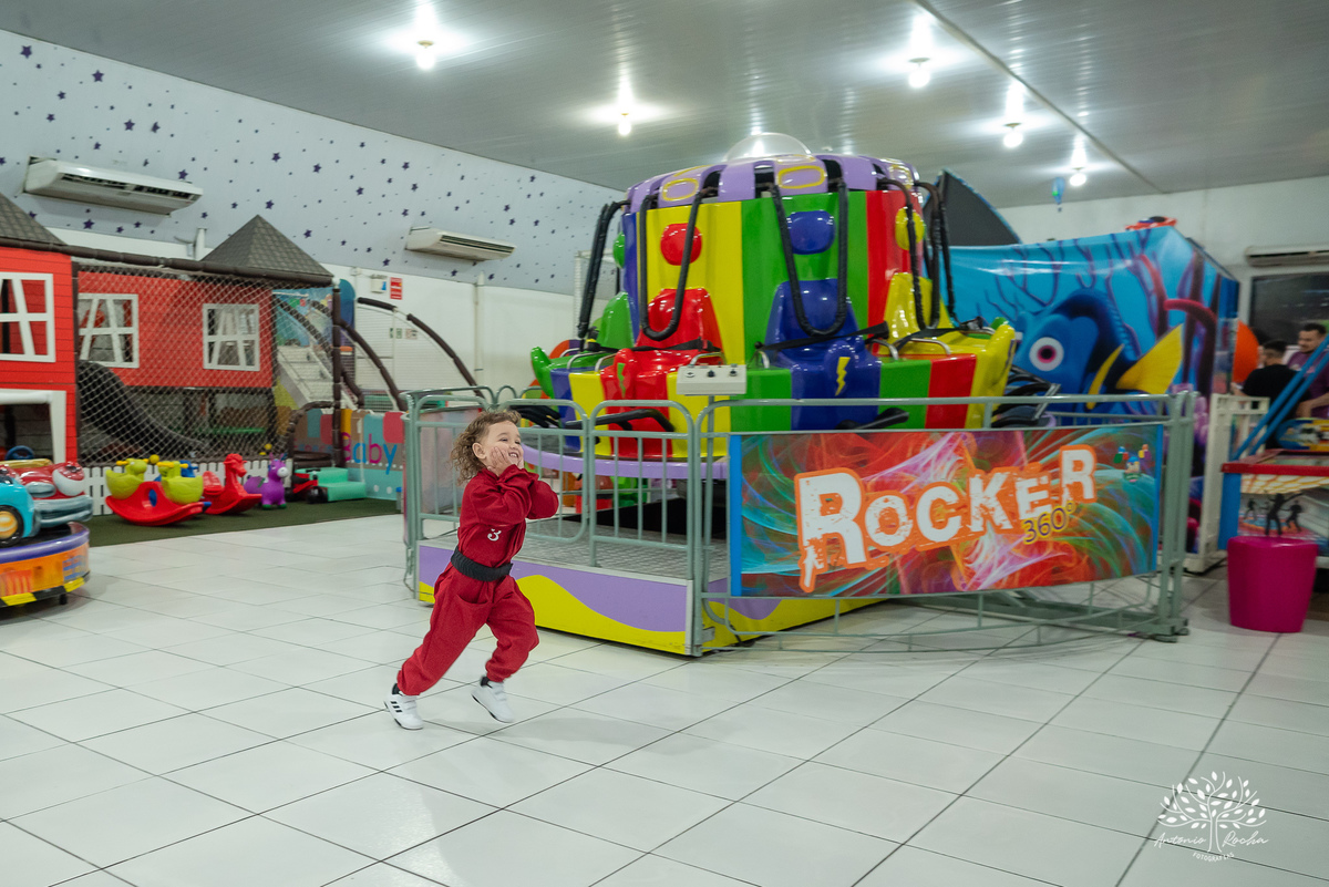 aniversário infantil - fotografia de aniversário - 3 anos - Guilherme - Relâmpago McQueen - festa temática - fotógrafo profissional - fotos de criança - Antonio Rocha Fotografias - energia contagiante - momento especial - celebração infantil - Pelotas