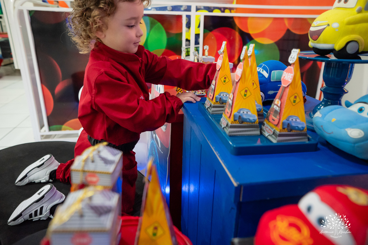 aniversário infantil - fotografia de aniversário - 3 anos - Guilherme - Relâmpago McQueen - festa temática - fotógrafo profissional - fotos de criança - Antonio Rocha Fotografias - energia contagiante - momento especial - celebração infantil - Pelotas