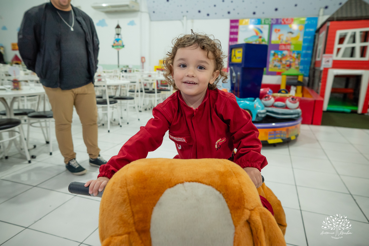 aniversário infantil - fotografia de aniversário - 3 anos - Guilherme - Relâmpago McQueen - festa temática - fotógrafo profissional - fotos de criança - Antonio Rocha Fotografias - energia contagiante - momento especial - celebração infantil - Pelotas