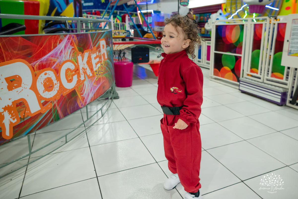 aniversário infantil - fotografia de aniversário - 3 anos - Guilherme - Relâmpago McQueen - festa temática - fotógrafo profissional - fotos de criança - Antonio Rocha Fotografias - energia contagiante - momento especial - celebração infantil - Pelotas