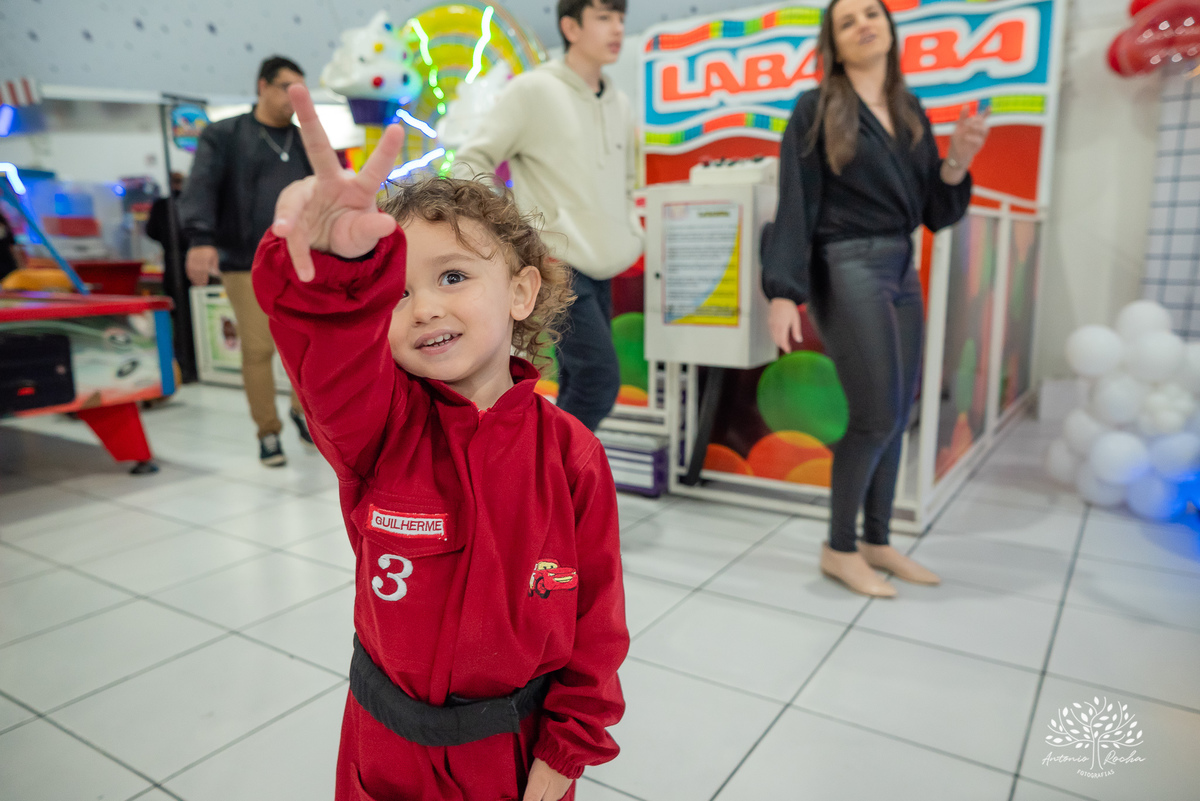 aniversário infantil - fotografia de aniversário - 3 anos - Guilherme - Relâmpago McQueen - festa temática - fotógrafo profissional - fotos de criança - Antonio Rocha Fotografias - energia contagiante - momento especial - celebração infantil - Pelotas
