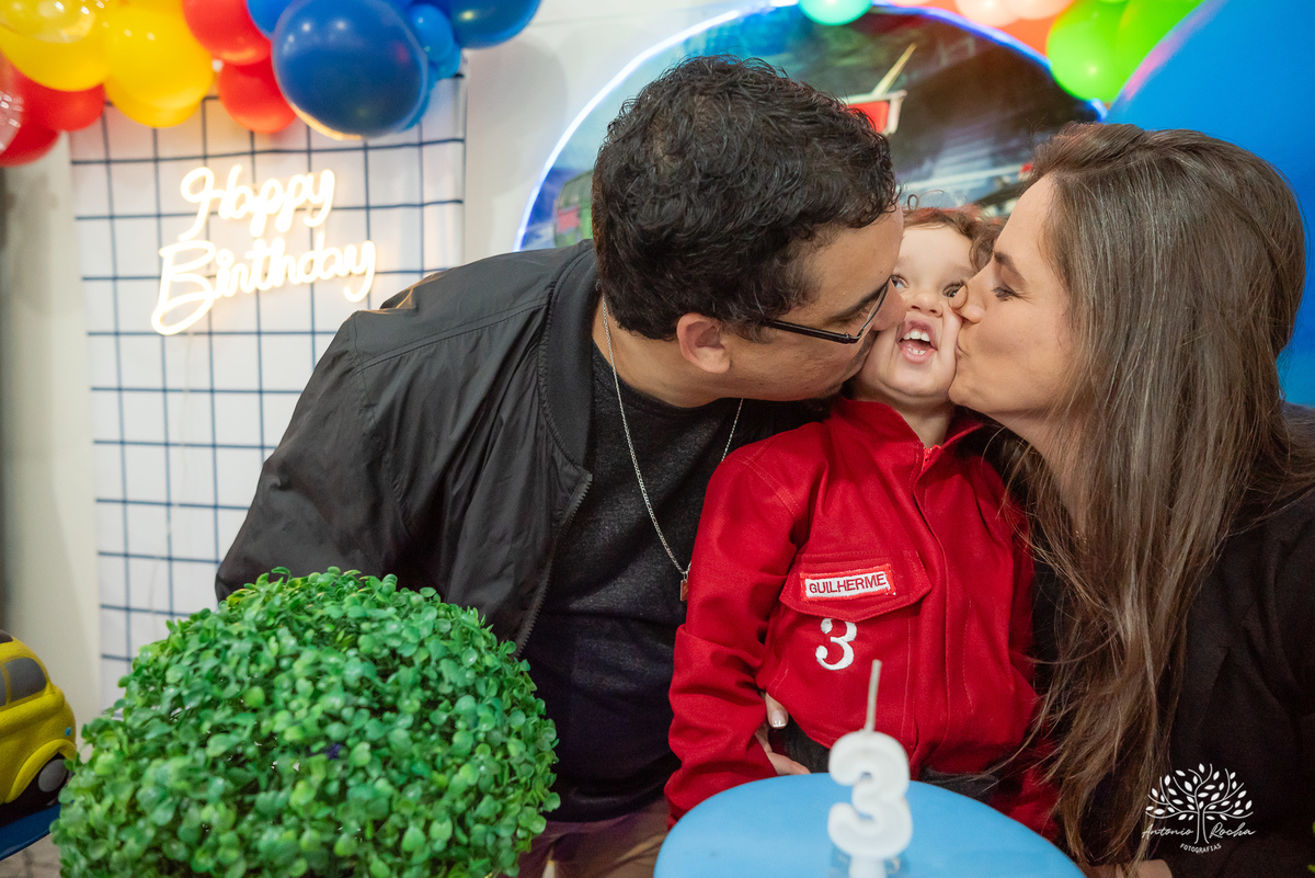 aniversário infantil - fotografia de aniversário - 3 anos - Guilherme - Relâmpago McQueen - festa temática - fotógrafo profissional - fotos de criança - Antonio Rocha Fotografias - energia contagiante - momento especial - celebração infantil - Pelotas