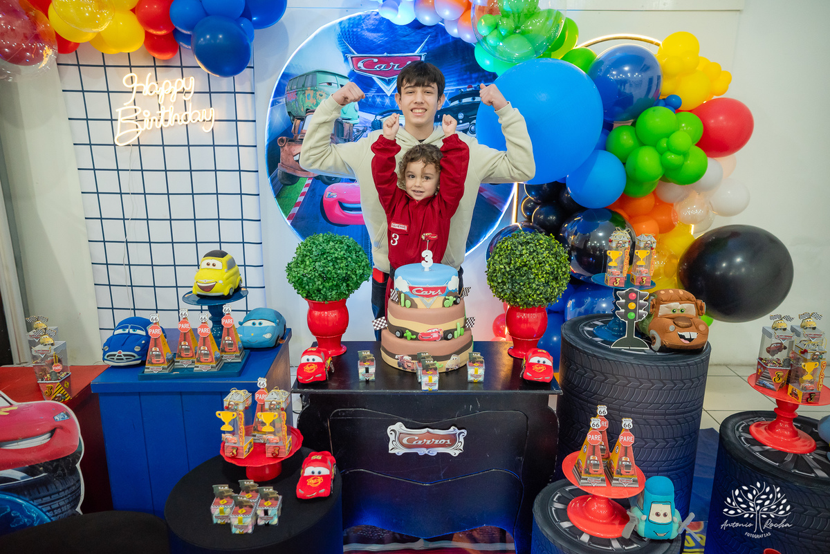 aniversário infantil - fotografia de aniversário - 3 anos - Guilherme - Relâmpago McQueen - festa temática - fotógrafo profissional - fotos de criança - Antonio Rocha Fotografias - energia contagiante - momento especial - celebração infantil - Pelotas