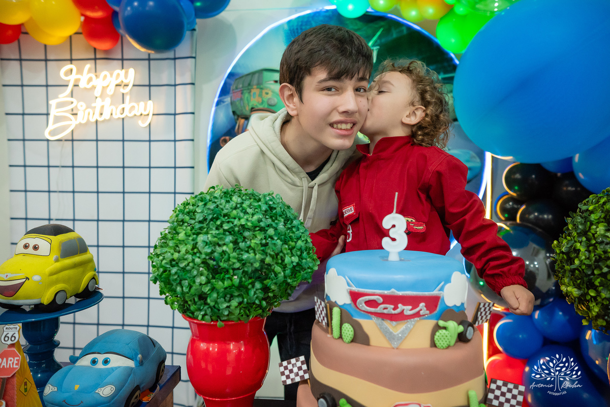 aniversário infantil - fotografia de aniversário - 3 anos - Guilherme - Relâmpago McQueen - festa temática - fotógrafo profissional - fotos de criança - Antonio Rocha Fotografias - energia contagiante - momento especial - celebração infantil - Pelotas