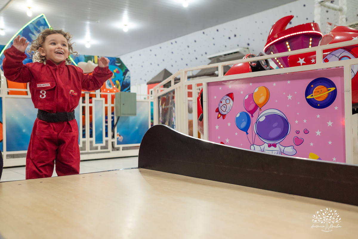 aniversário infantil - fotografia de aniversário - 3 anos - Guilherme - Relâmpago McQueen - festa temática - fotógrafo profissional - fotos de criança - Antonio Rocha Fotografias - energia contagiante - momento especial - celebração infantil - Pelotas