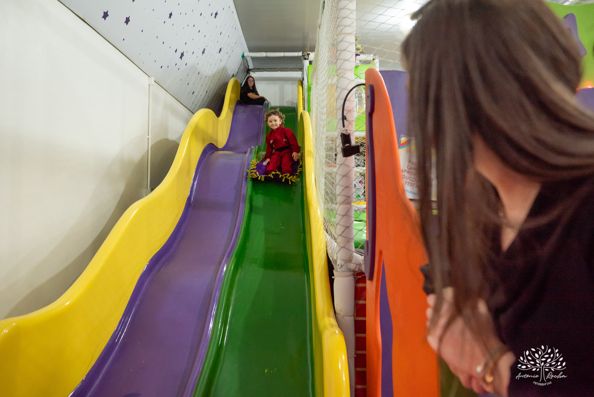 aniversário infantil - fotografia de aniversário - 3 anos - Guilherme - Relâmpago McQueen - festa temática - fotógrafo profissional - fotos de criança - Antonio Rocha Fotografias - energia contagiante - momento especial - celebração infantil - Pelotas