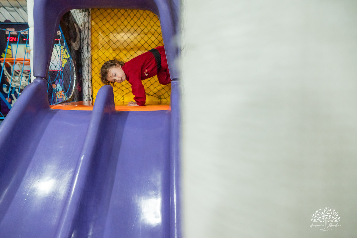 aniversário infantil - fotografia de aniversário - 3 anos - Guilherme - Relâmpago McQueen - festa temática - fotógrafo profissional - fotos de criança - Antonio Rocha Fotografias - energia contagiante - momento especial - celebração infantil - Pelotas