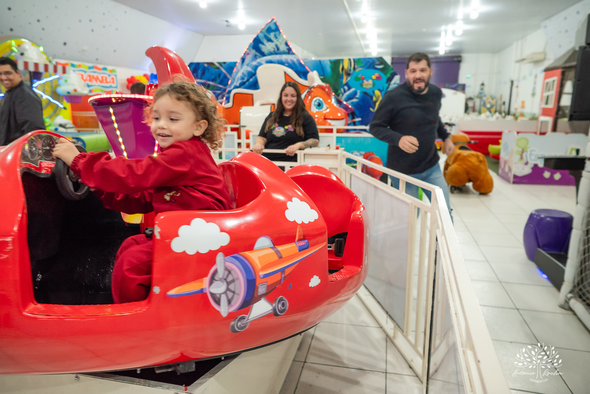 aniversário infantil - fotografia de aniversário - 3 anos - Guilherme - Relâmpago McQueen - festa temática - fotógrafo profissional - fotos de criança - Antonio Rocha Fotografias - energia contagiante - momento especial - celebração infantil - Pelotas