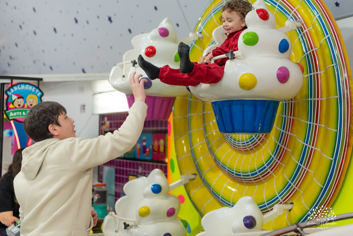 aniversário infantil - fotografia de aniversário - 3 anos - Guilherme - Relâmpago McQueen - festa temática - fotógrafo profissional - fotos de criança - Antonio Rocha Fotografias - energia contagiante - momento especial - celebração infantil - Pelotas