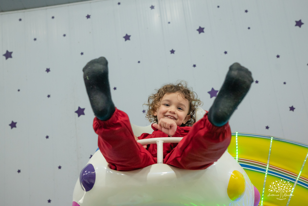 aniversário infantil - fotografia de aniversário - 3 anos - Guilherme - Relâmpago McQueen - festa temática - fotógrafo profissional - fotos de criança - Antonio Rocha Fotografias - energia contagiante - momento especial - celebração infantil - Pelotas