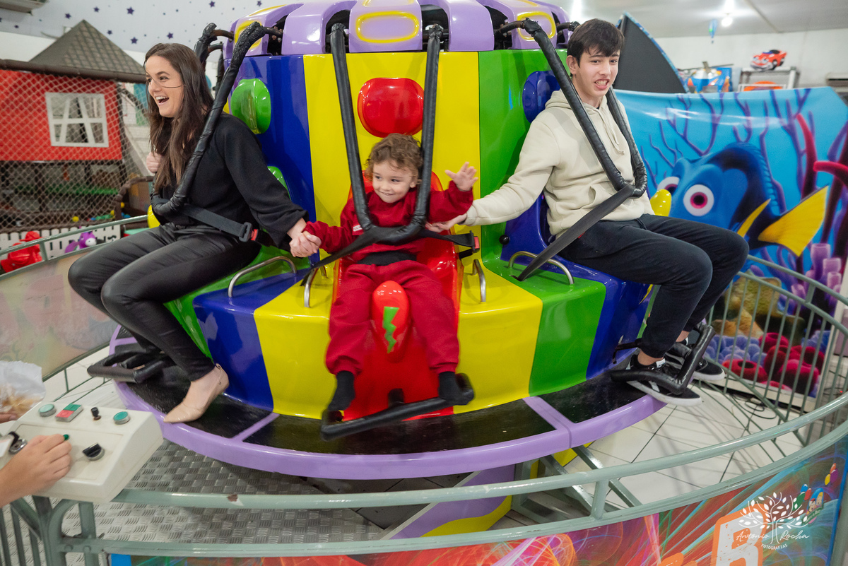 aniversário infantil - fotografia de aniversário - 3 anos - Guilherme - Relâmpago McQueen - festa temática - fotógrafo profissional - fotos de criança - Antonio Rocha Fotografias - energia contagiante - momento especial - celebração infantil - Pelotas