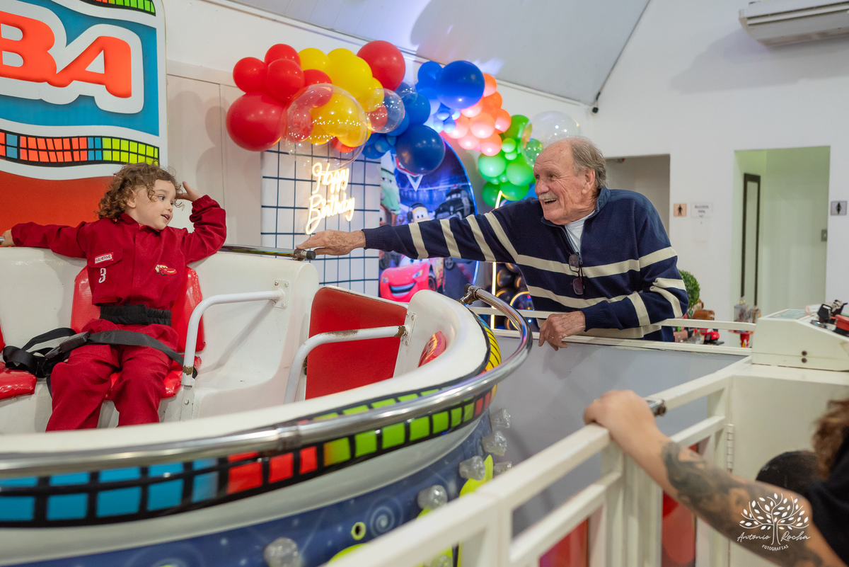 aniversário infantil - fotografia de aniversário - 3 anos - Guilherme - Relâmpago McQueen - festa temática - fotógrafo profissional - fotos de criança - Antonio Rocha Fotografias - energia contagiante - momento especial - celebração infantil - Pelotas