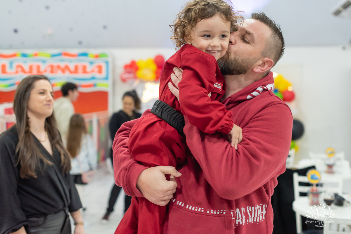 aniversário infantil - fotografia de aniversário - 3 anos - Guilherme - Relâmpago McQueen - festa temática - fotógrafo profissional - fotos de criança - Antonio Rocha Fotografias - energia contagiante - momento especial - celebração infantil - Pelotas