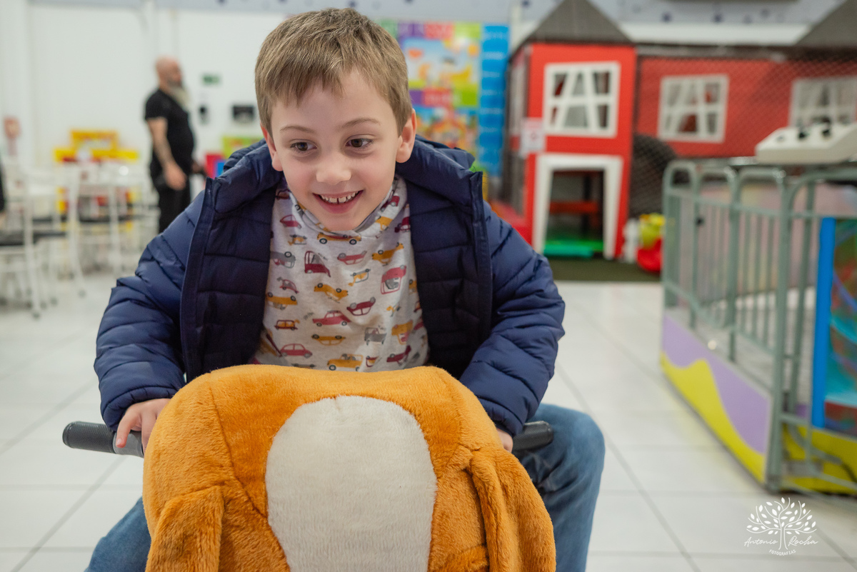 aniversário infantil - fotografia de aniversário - 3 anos - Guilherme - Relâmpago McQueen - festa temática - fotógrafo profissional - fotos de criança - Antonio Rocha Fotografias - energia contagiante - momento especial - celebração infantil - Pelotas