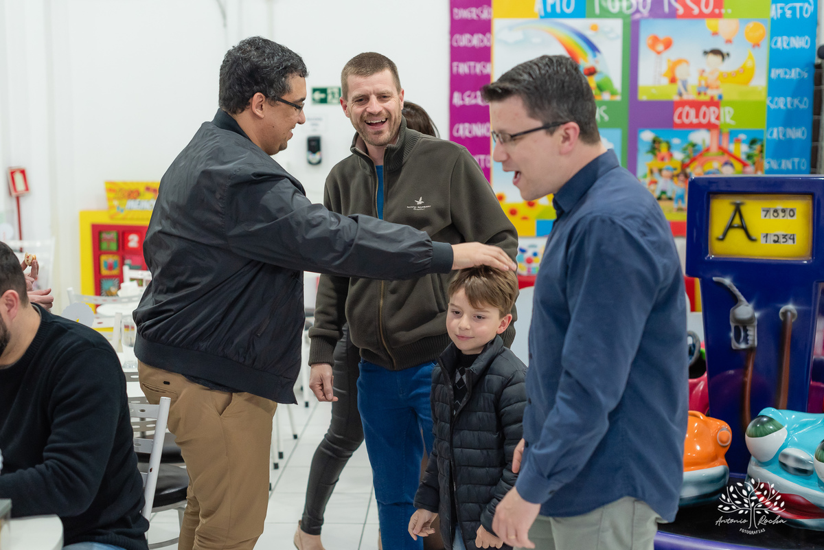 aniversário infantil - fotografia de aniversário - 3 anos - Guilherme - Relâmpago McQueen - festa temática - fotógrafo profissional - fotos de criança - Antonio Rocha Fotografias - energia contagiante - momento especial - celebração infantil - Pelotas