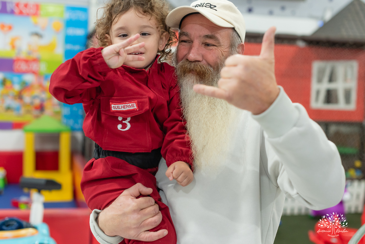 aniversário infantil - fotografia de aniversário - 3 anos - Guilherme - Relâmpago McQueen - festa temática - fotógrafo profissional - fotos de criança - Antonio Rocha Fotografias - energia contagiante - momento especial - celebração infantil - Pelotas