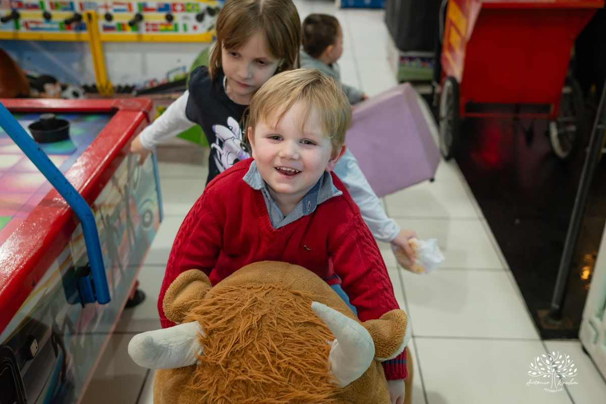 aniversário infantil - fotografia de aniversário - 3 anos - Guilherme - Relâmpago McQueen - festa temática - fotógrafo profissional - fotos de criança - Antonio Rocha Fotografias - energia contagiante - momento especial - celebração infantil - Pelotas