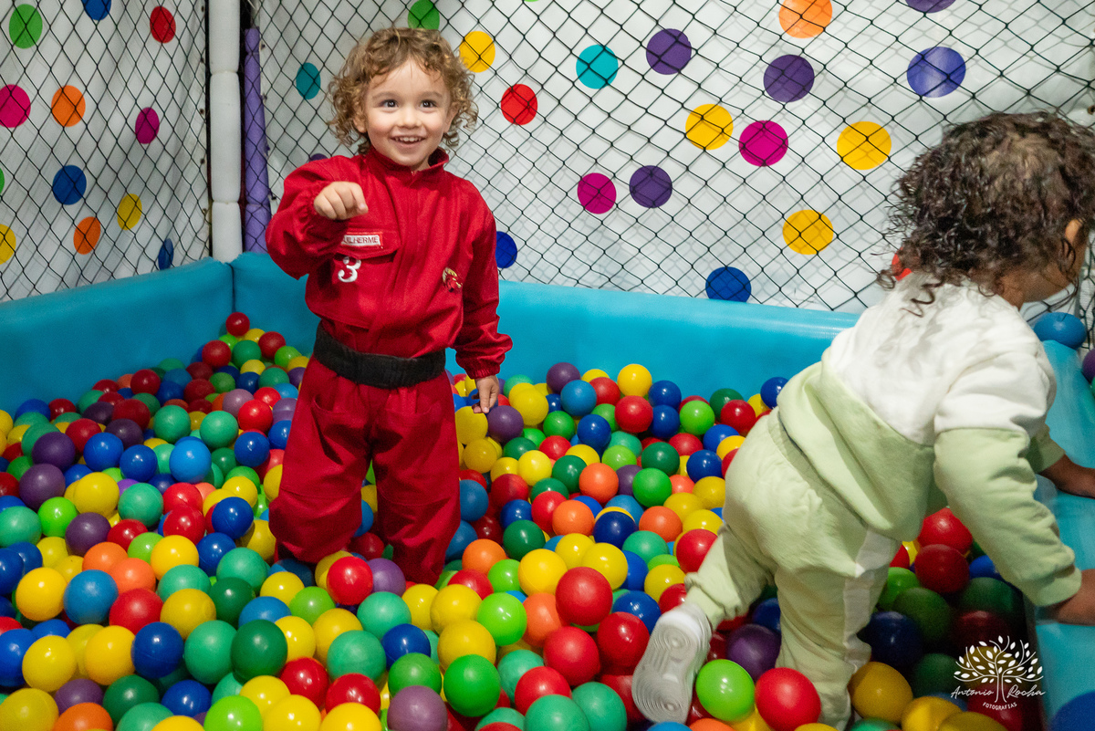 aniversário infantil - fotografia de aniversário - 3 anos - Guilherme - Relâmpago McQueen - festa temática - fotógrafo profissional - fotos de criança - Antonio Rocha Fotografias - energia contagiante - momento especial - celebração infantil - Pelotas