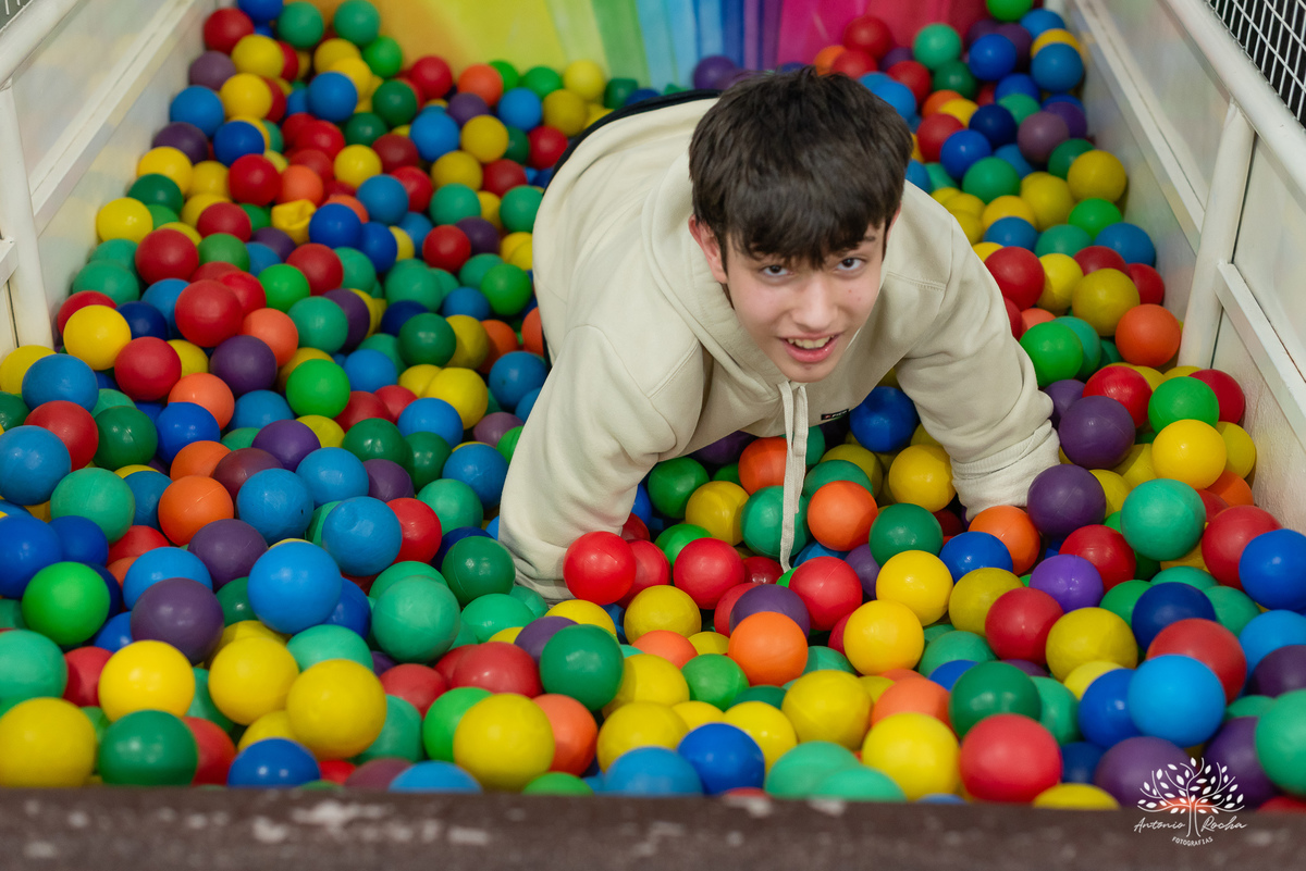 aniversário infantil - fotografia de aniversário - 3 anos - Guilherme - Relâmpago McQueen - festa temática - fotógrafo profissional - fotos de criança - Antonio Rocha Fotografias - energia contagiante - momento especial - celebração infantil - Pelotas