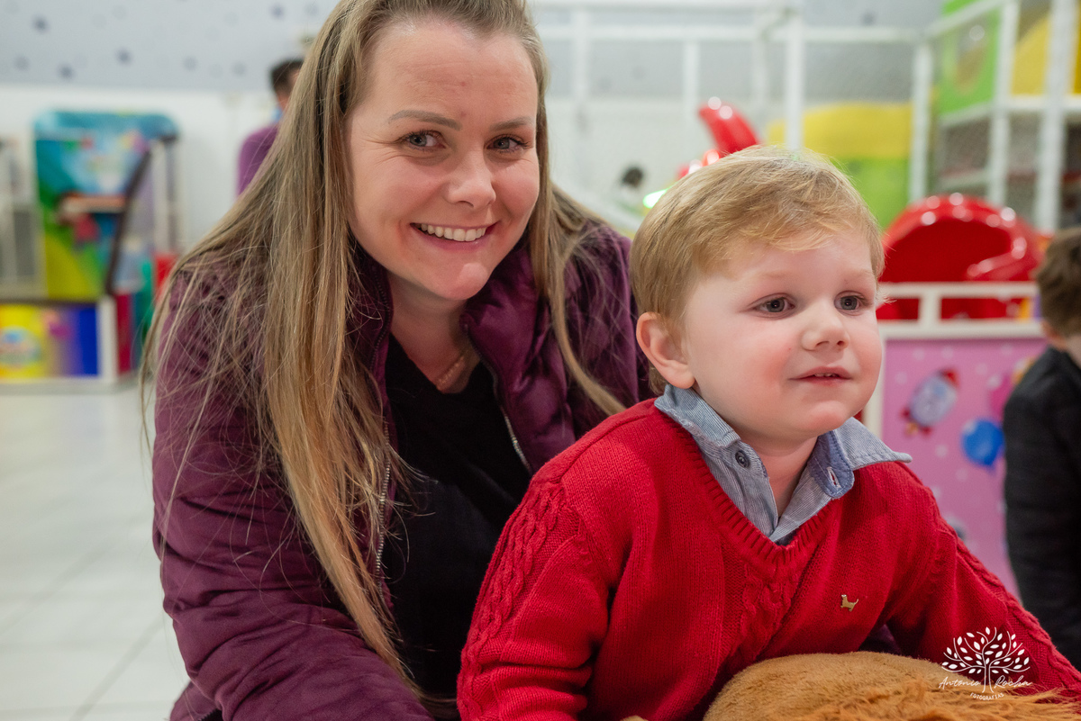 aniversário infantil - fotografia de aniversário - 3 anos - Guilherme - Relâmpago McQueen - festa temática - fotógrafo profissional - fotos de criança - Antonio Rocha Fotografias - energia contagiante - momento especial - celebração infantil - Pelotas